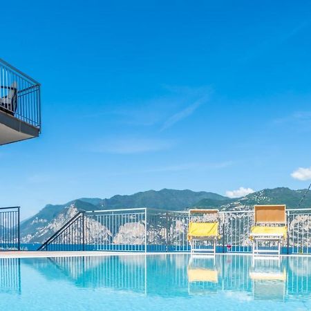 Hotel Casa Marinella Мальчезине Экстерьер фото