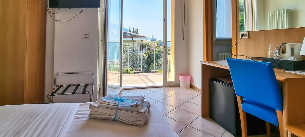 Hotel Casa Marinella Мальчезине Экстерьер фото