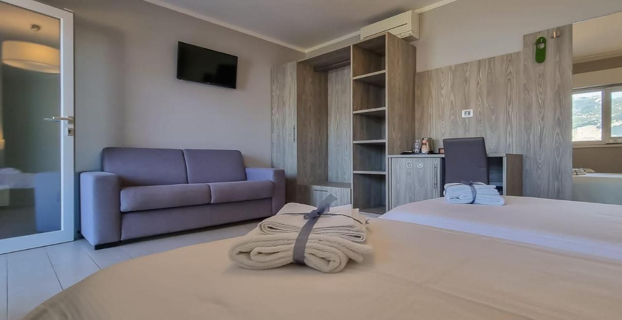 Hotel Casa Marinella Мальчезине Экстерьер фото