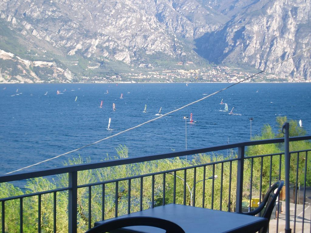 Hotel Casa Marinella Мальчезине Экстерьер фото