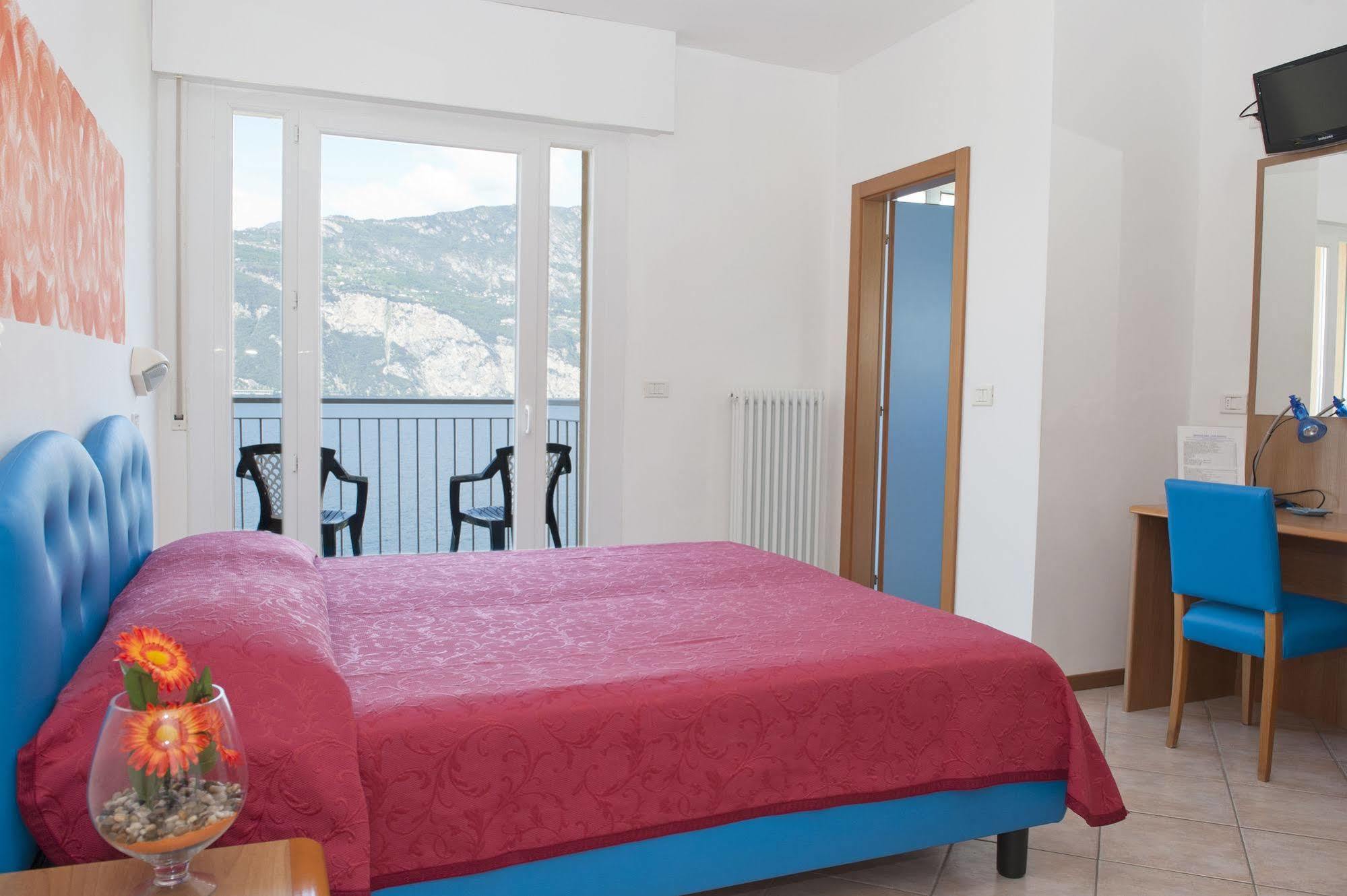 Hotel Casa Marinella Мальчезине Экстерьер фото