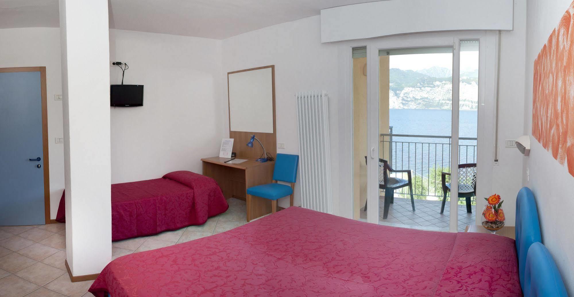 Hotel Casa Marinella Мальчезине Экстерьер фото