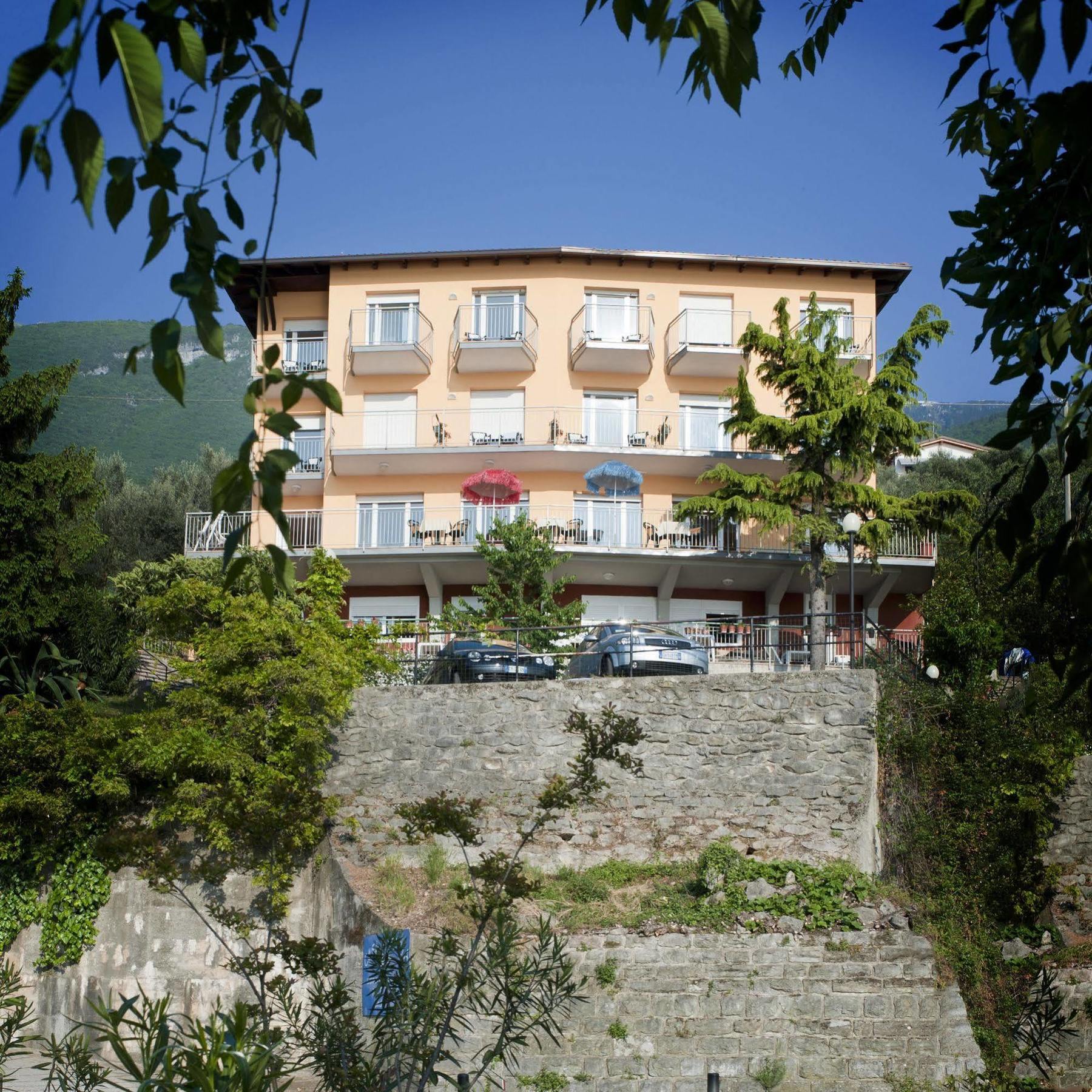 Hotel Casa Marinella Мальчезине Экстерьер фото