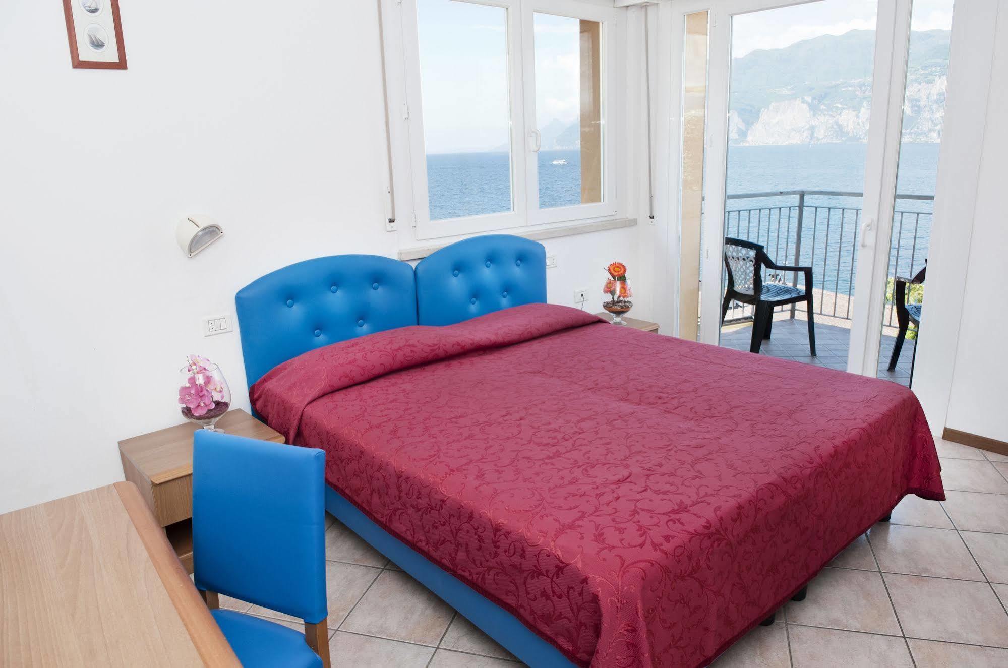 Hotel Casa Marinella Мальчезине Экстерьер фото